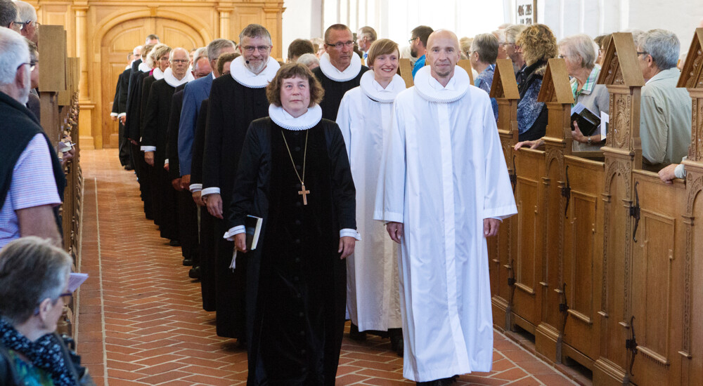 Procession ind i kirken - præster går to og to på række