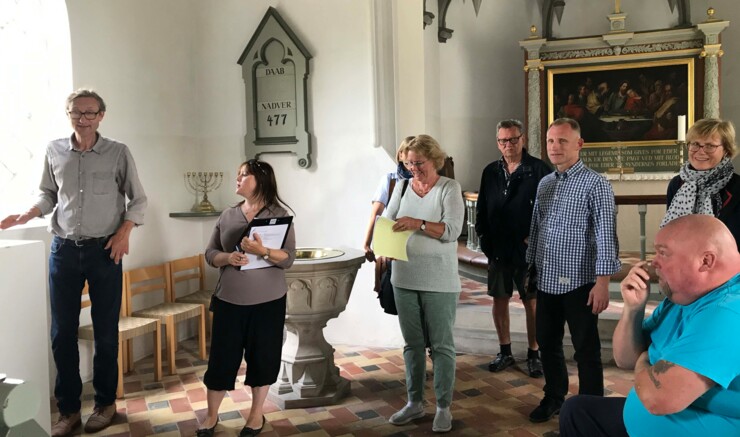 Otte personer i kirke