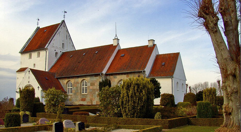 Bjerning kirke - hvidkalket og kampestens mur med rødt tegltag