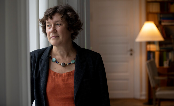 Marianne Christiansen står og kigger ud af vindue