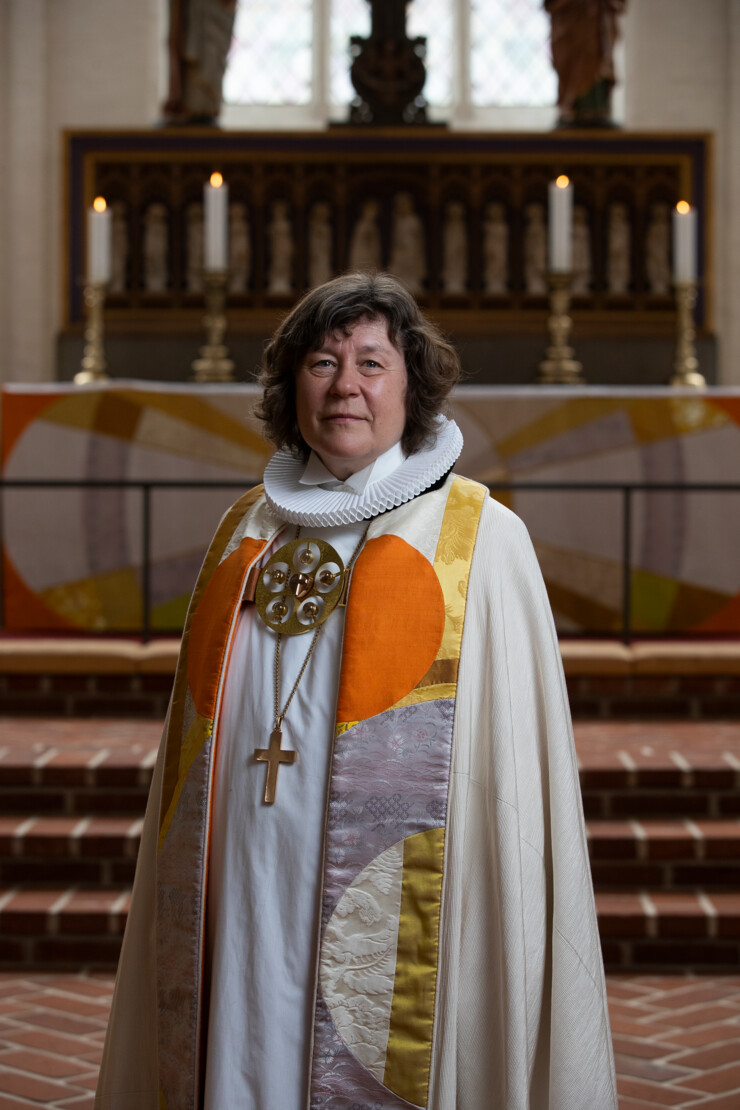 Biskop Marianne Christiansen i bispekåbe i domkirke