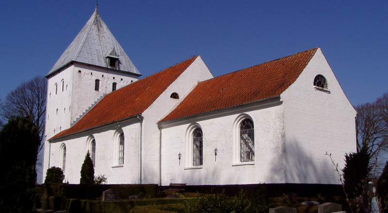 Moltrup kirke - hvidkalket med rødt tegltag og blytag på tårn