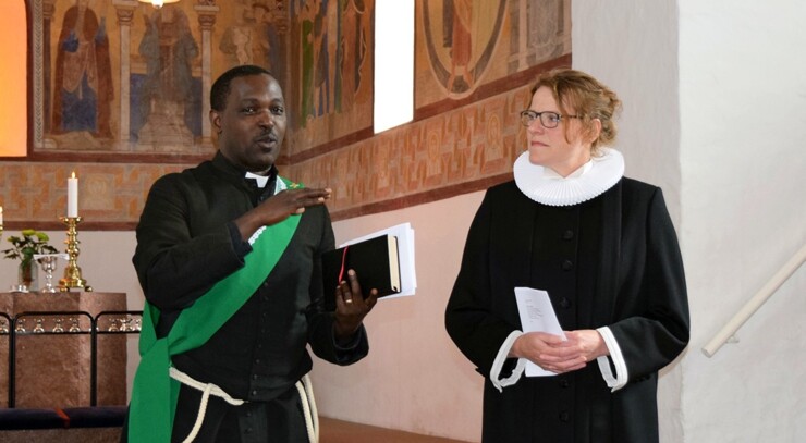 Diakon Christophe Ndikouiyo og sognepræst Birgitte Møldrup i Jelling Kirke. 